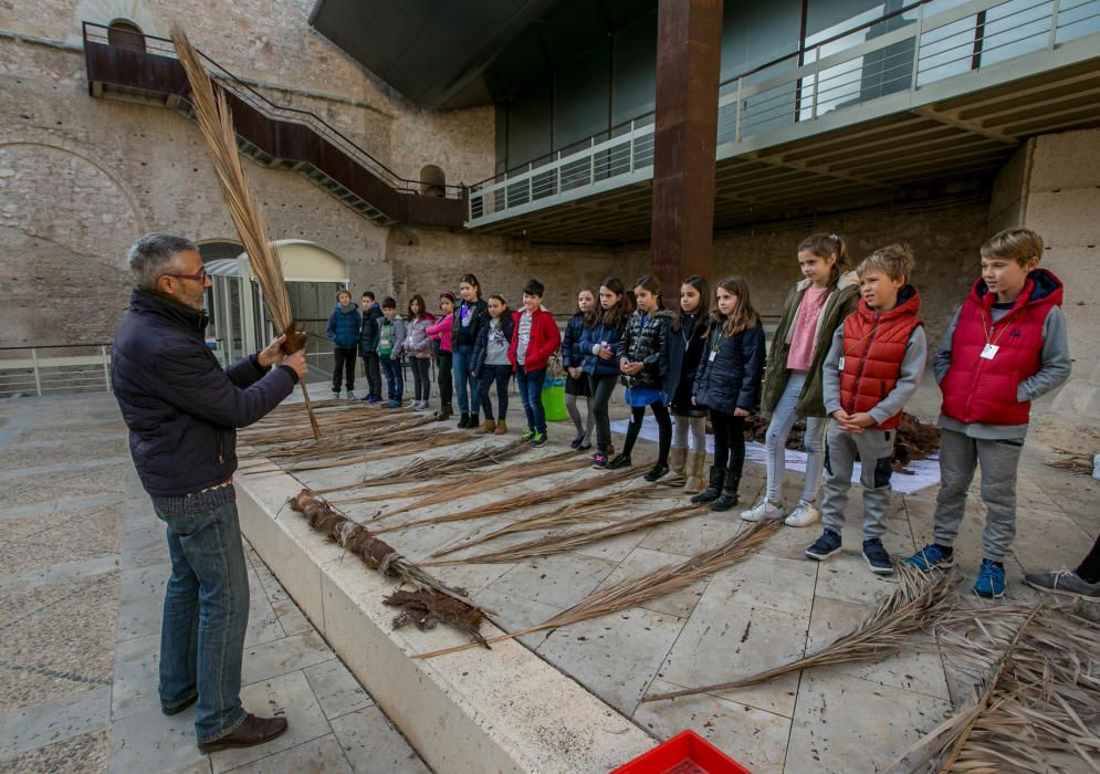 La Asociación de Palmereros y el Museo Arqueológico llevan a cabo talleres con niños para que aprendan a realizar las tradicionales antorchas