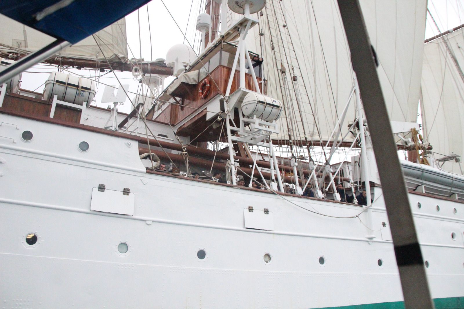 El buc escola Juan Sebastián Elcano entra a la badia de Roses