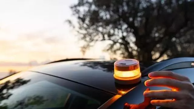 Multa de 200 euros por colocar la baliza V16 pero no encender las luces adecuadas