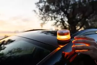 Los expertos en conducción coinciden: la multa por no llevar la baliza v-16 es de 80 euros pero puedes pagar la mitad