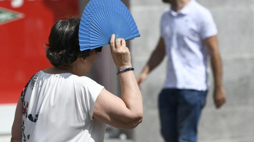 Una mujer se protege del calor en Almería.