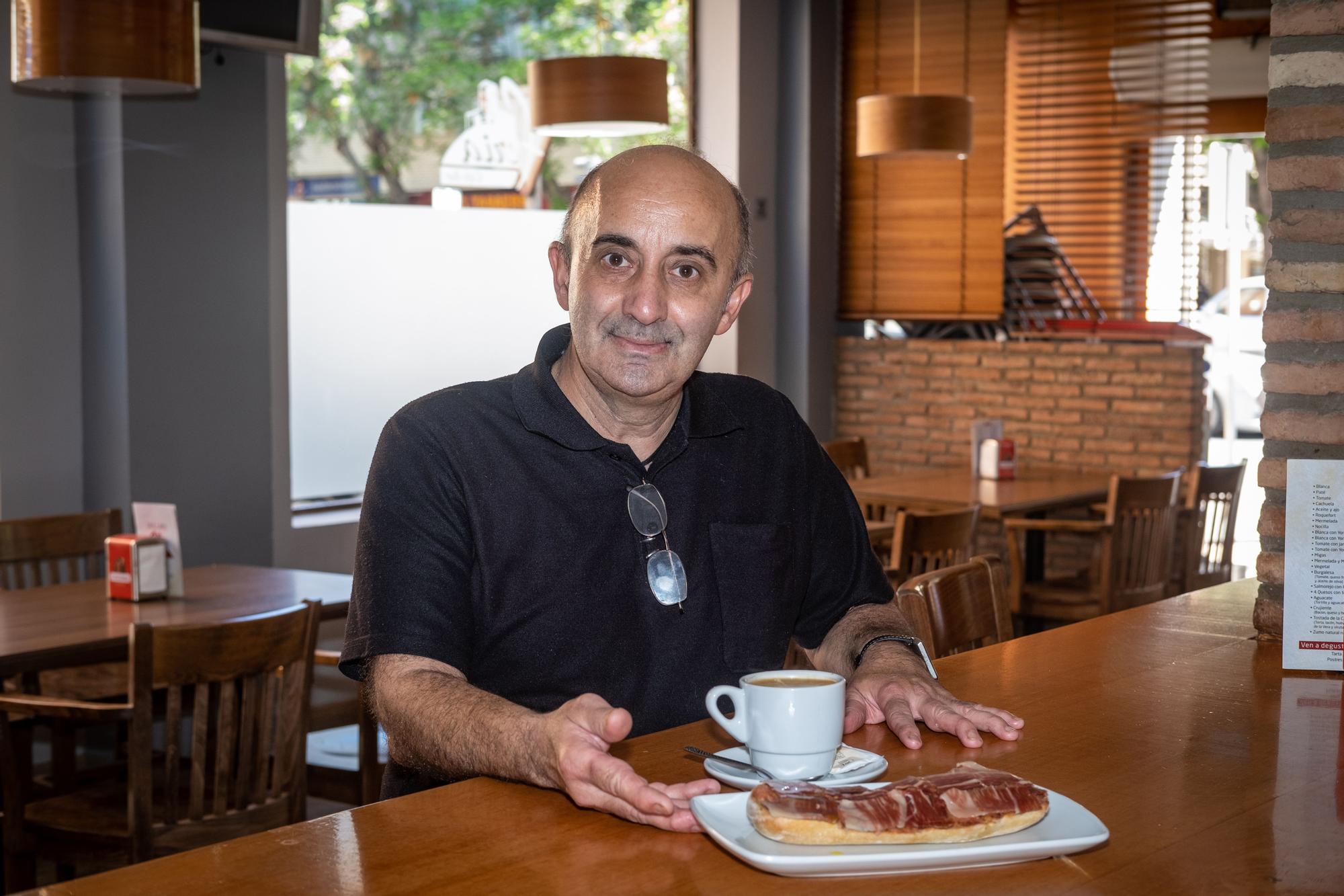 Manuel, camarero del Bar Feria, sirviendo un desayuno.