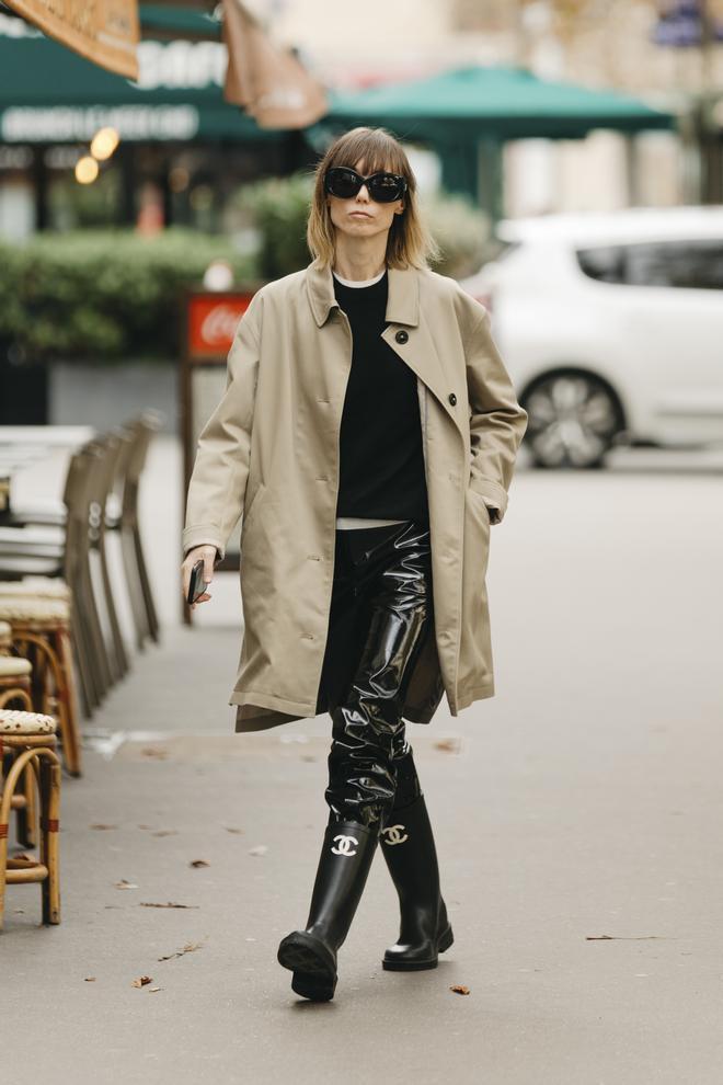 Look de lluvia, con gabán y botas de agua