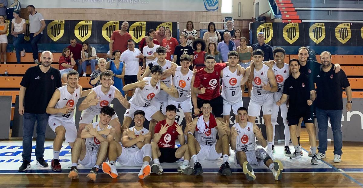 El Casademont Zaragoza júnior celebra su medalla de bronce.