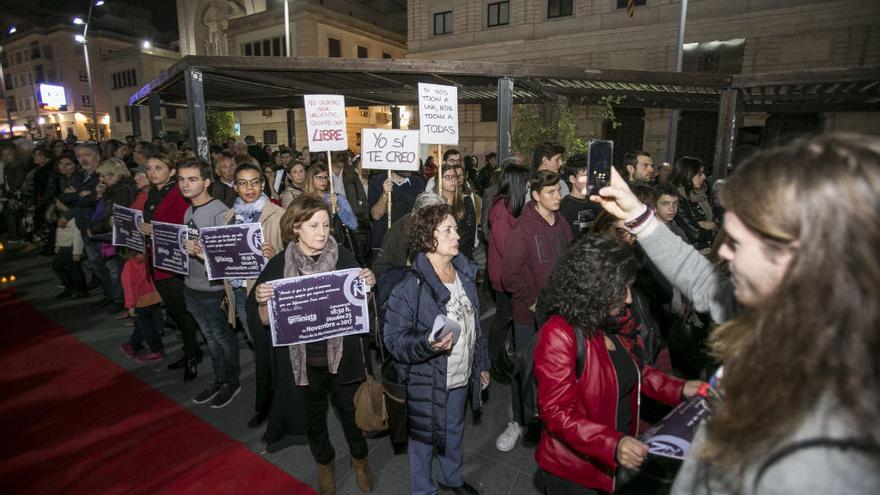 Imagen de archivo de una concentración en la plaza de la Montañeta de Alicante contra la violencia de género