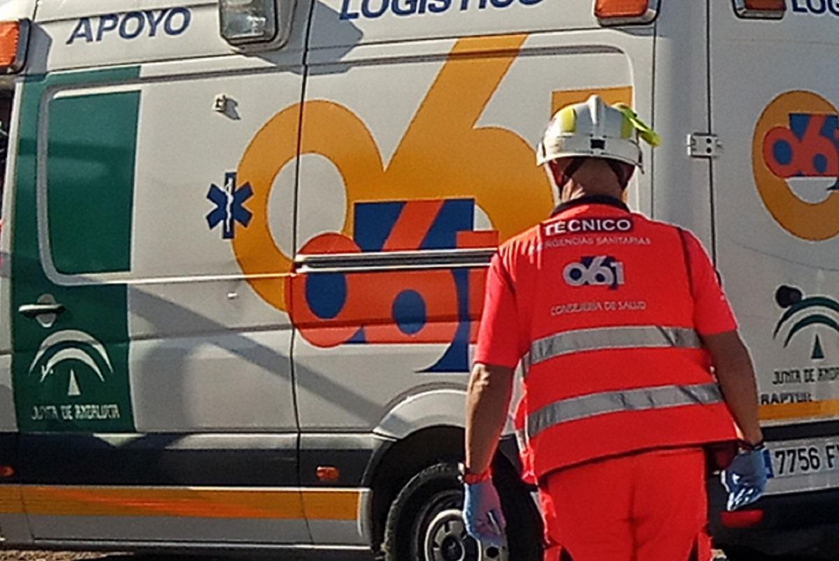 Un técnico del 061 junto a una ambulancia, en una imagen de archivo.