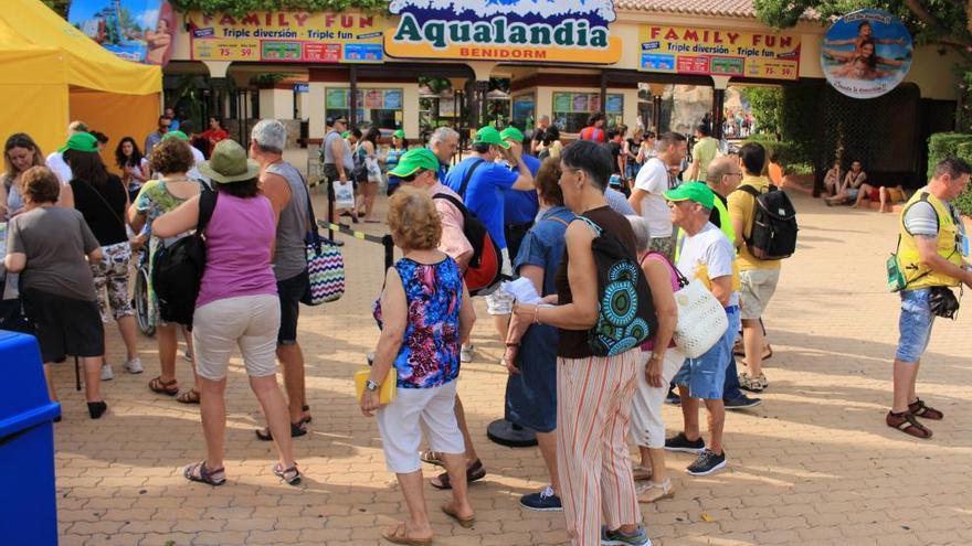 Cerca de 800 personas celebran el &#039;Día de la Once&#039; en Aqualandia y Mundomar