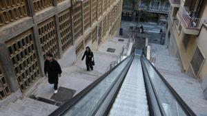 Barcelona posa el focus a reparar escales mecàniques i ascensors
