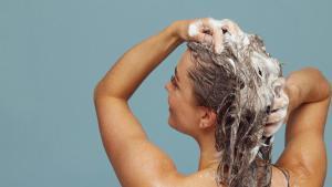 Una mujer se lava el pelo.