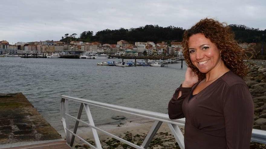 Ana Belén Martín, ayer a mediodía, en el paseo marítimo de Cangas. // G.Núñez