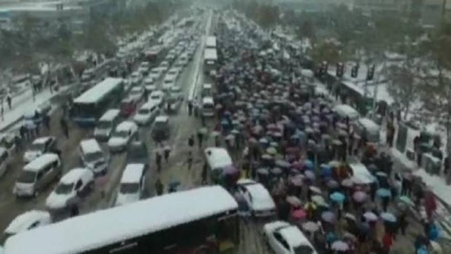Monumental atasco en China por culpa de la nieve