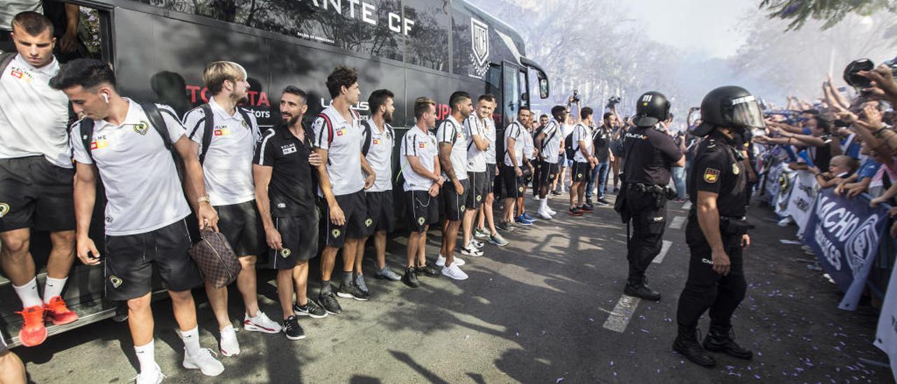 Los jugadores del Hércules escuchan los cánticos y las arengas de la afición en la puerta cero del Rico Pérez antes del partido del pasado domingo.