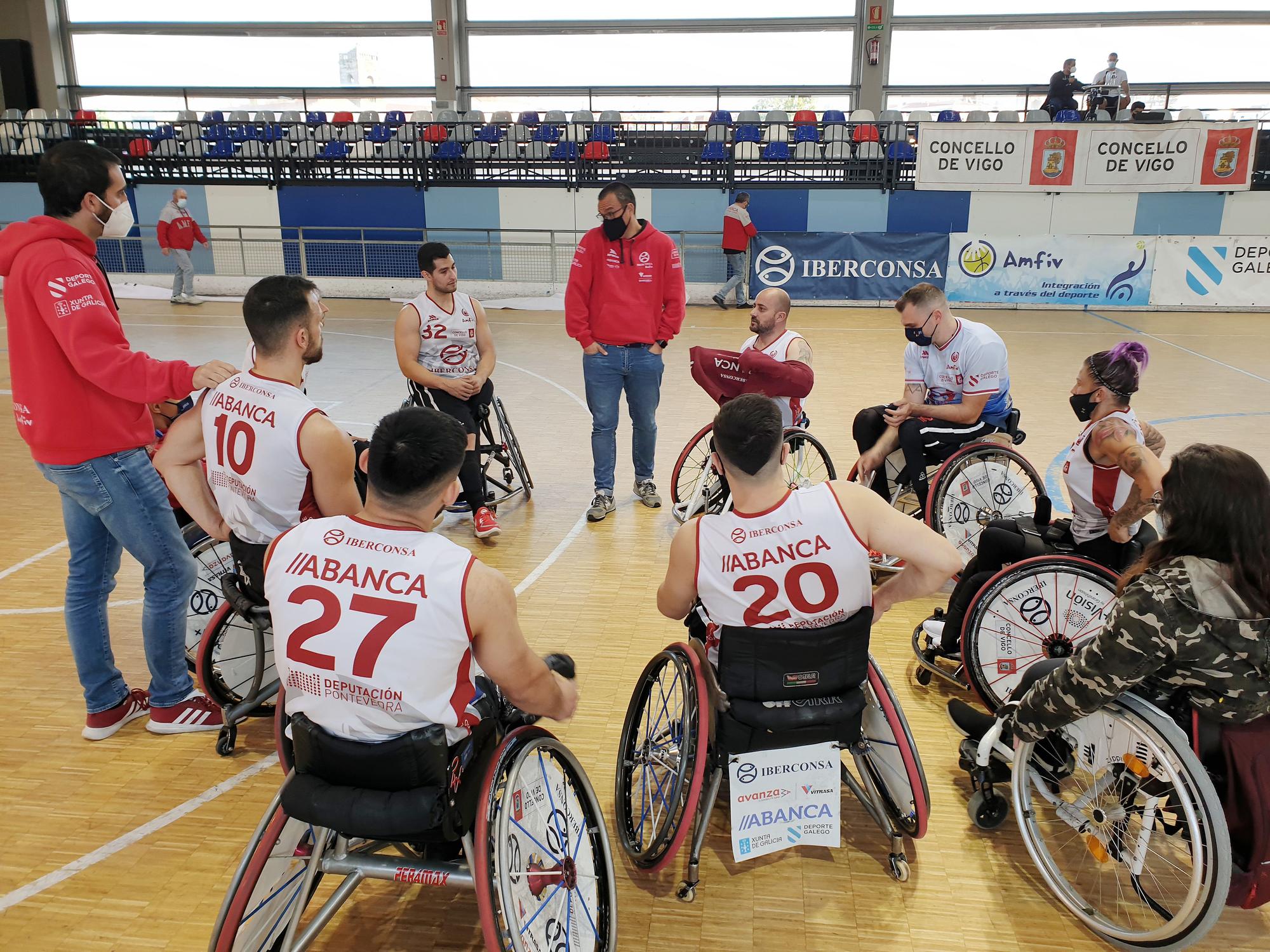 César Iglesias charla con los jugadores, durante un partido de la pasada temporada.