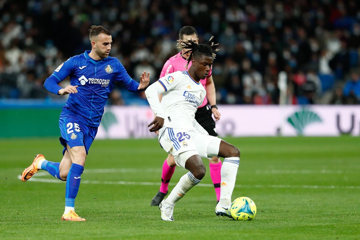 Archivo - Borja Mayoral (Getafe) intenta robar el balón a Eduardo Camavinga (Real Madrid), en LaLiga Santander 2021-2022.