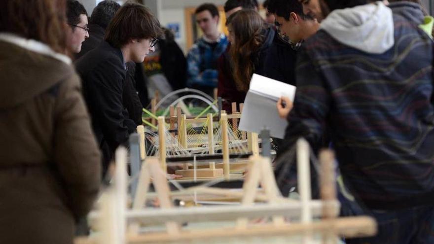 Las maquetas de puentes que se presentaron a la convocatoria anterior del premio.