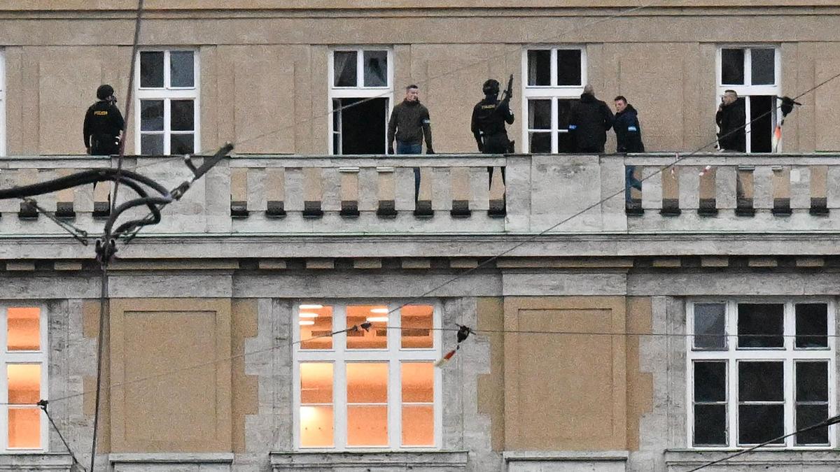 Agentes de la policía checa, en el tejado de un edificio de la Universidad Carolina de Praga, este jueves.