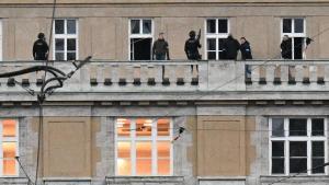 Agentes de la policía checa, en el tejado de un edificio de la Universidad Carolina de Praga, este jueves.