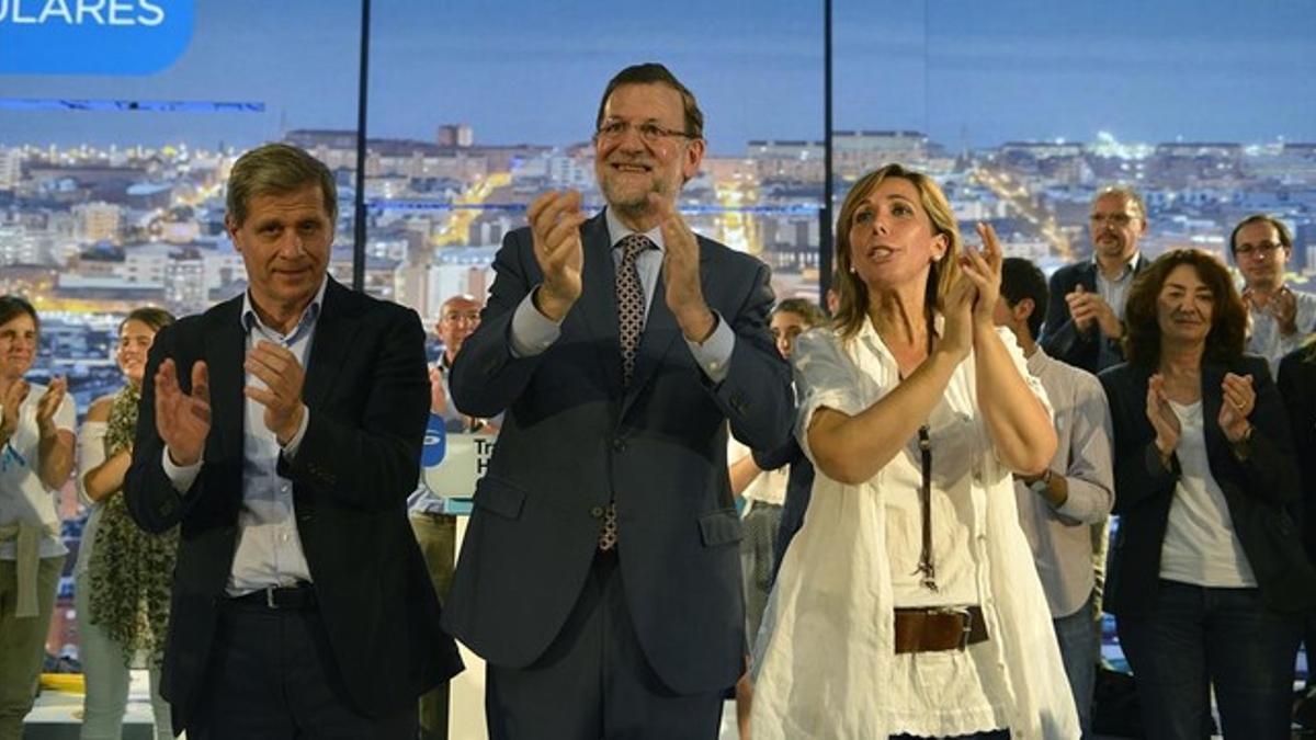 Mariano Rajoy, entre Alberto Fernández Díaz y Alicia Sánchez-Camacho, el 18 de mayo, en Barcelona.