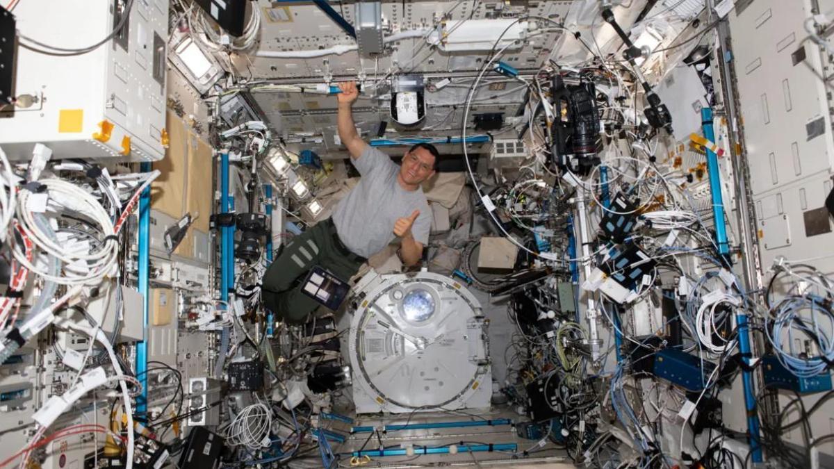 Fotografía del 11 de julio de 2023 cedida por la NASA donde aparece el astronauta e ingeniero de vuelo de la Expedición 69, Frank Rubio, mientras trabaja en la Estación Espacial Internacional (EEI).