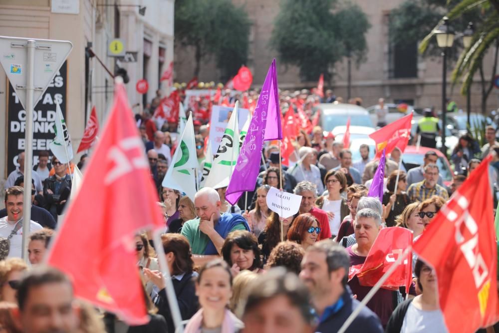 500 funcionarios piden por  las calles la dimisión de Salom