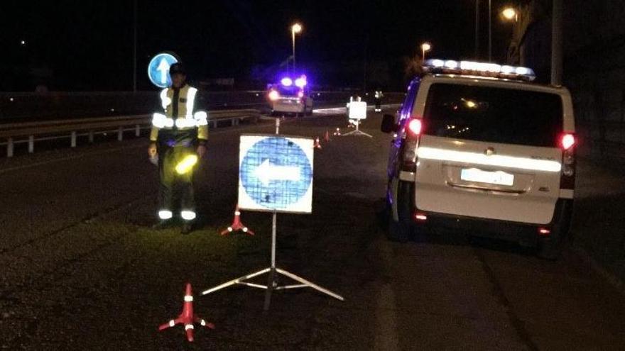 Los agentes durante la inspección del vehículo.