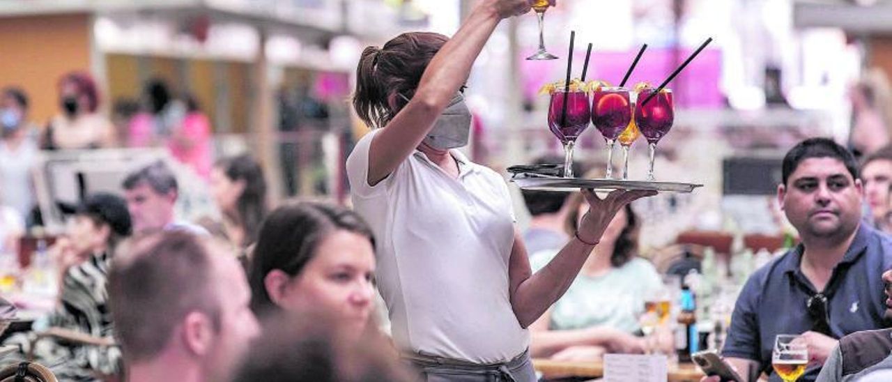 Los salarios de la
restauración subirán 
un 3,5% en abril. B.Ramon