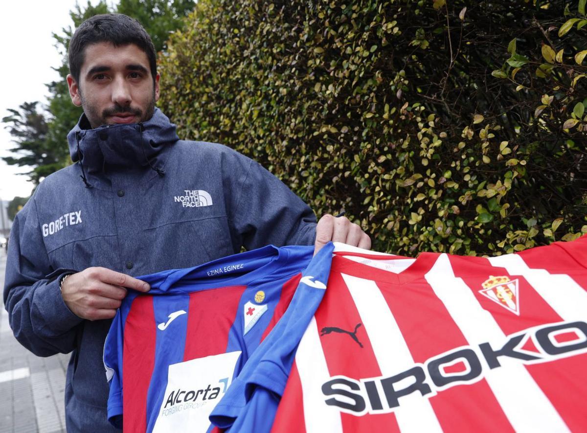 Cote, ayer, posando para LA NUEVA ESPAÑA con las camisetas del Eibar y el Sporting. | ÁNGEL GONZÁLEZ