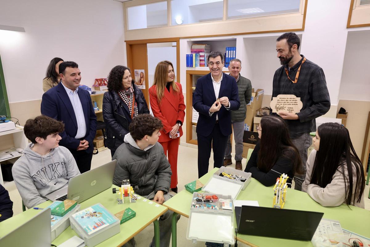 O conselleiro, terceiro dereita, durante a visita ao colexio de Laxe.
