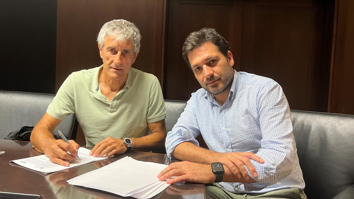 Setién firma el contrato con el Villarreal CF