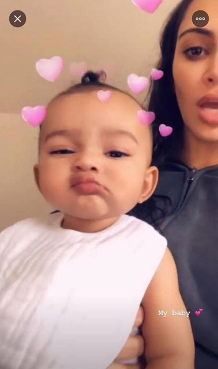 Chicago West posando con Kim Kardashian