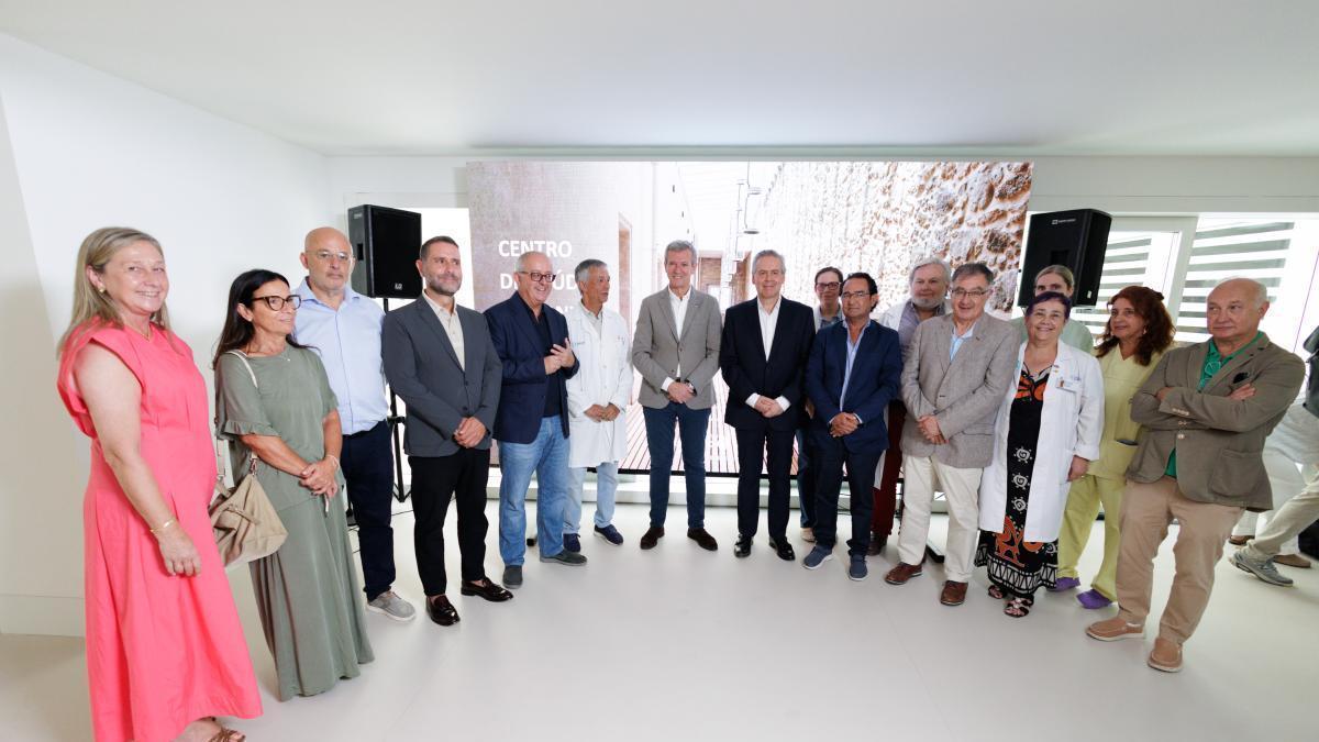 El presidente de la Xunta y el conselleiro de Sanidade, con personal del CHUS durante su visita al renovado centro de salud de Conxo.