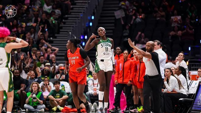 Awa Fam firma su mayor exhibición en WNBA con un brutal acierto en el tiro de tres