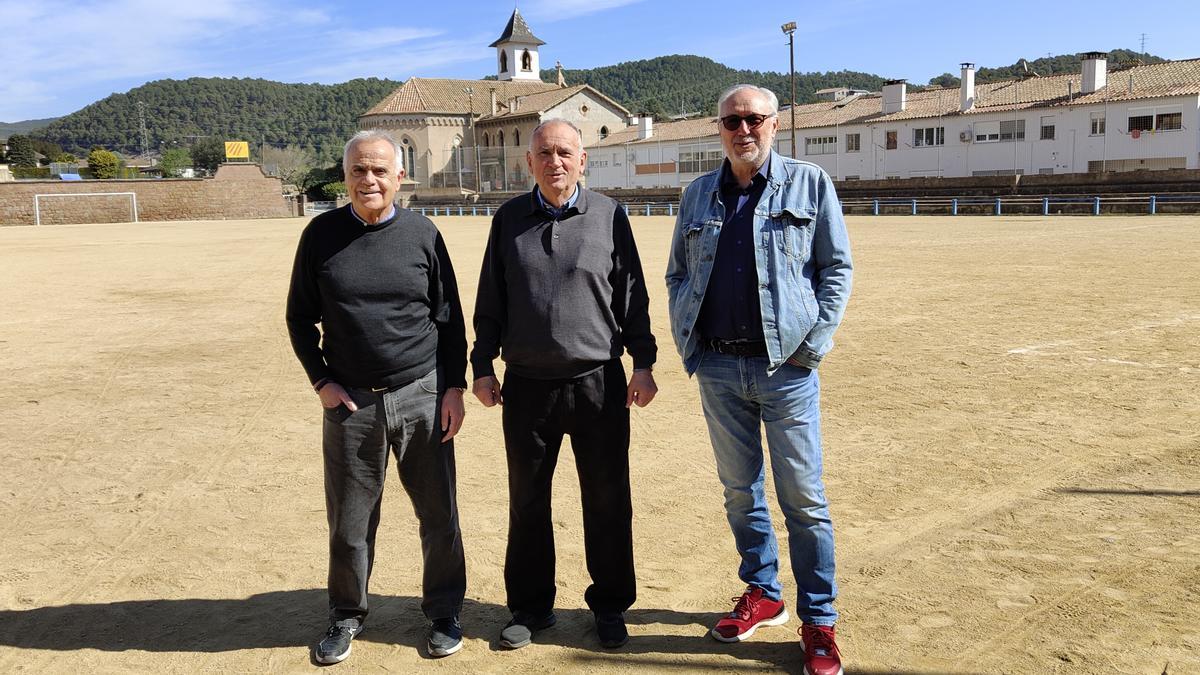 Demetri Domínguez, Joan Sobré i Gabriel Rovira, els autors del recull històric, senten passió pel CF Valls de Torroella