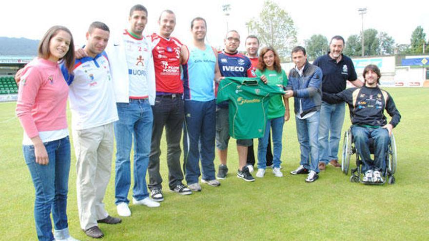 Los representantes de los clubes vigueses, ayer en el campo de O Vao.