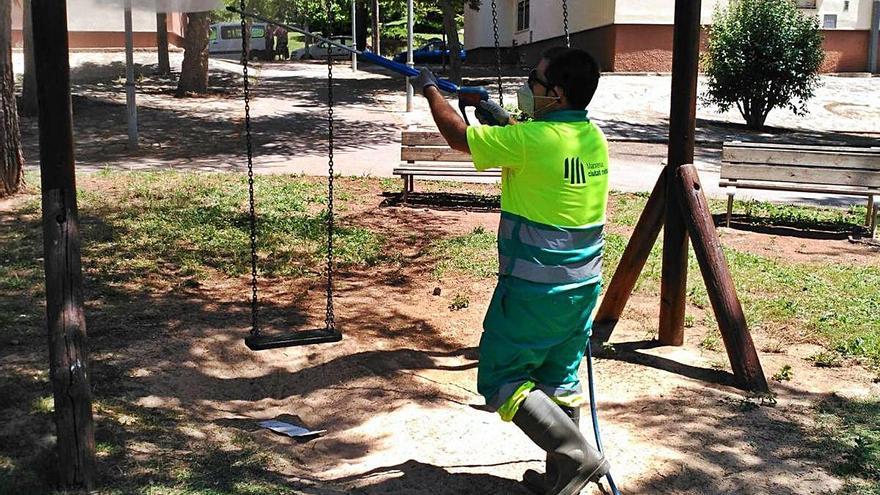 La brigada municipal neteja el parc infantil de la Font dels Capellans