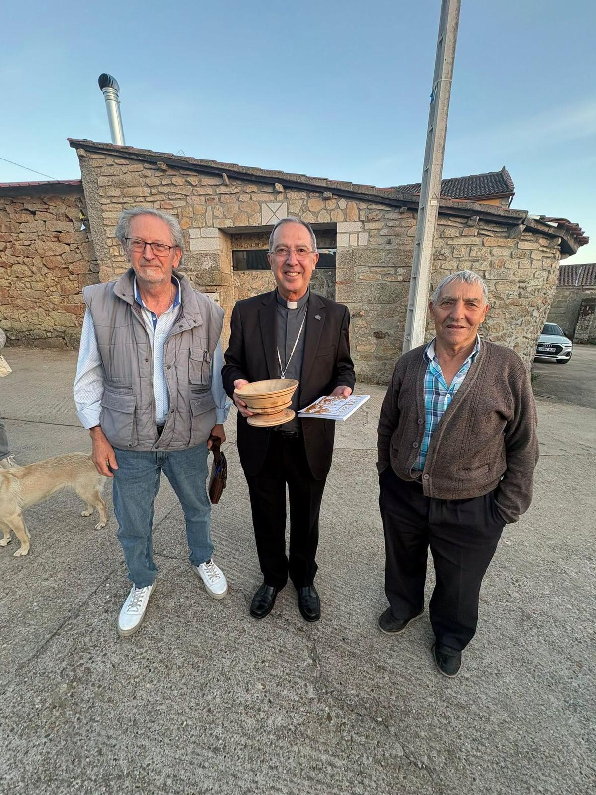 El obispo Fernando Valera durante la visita a Zafara tras el incendio.