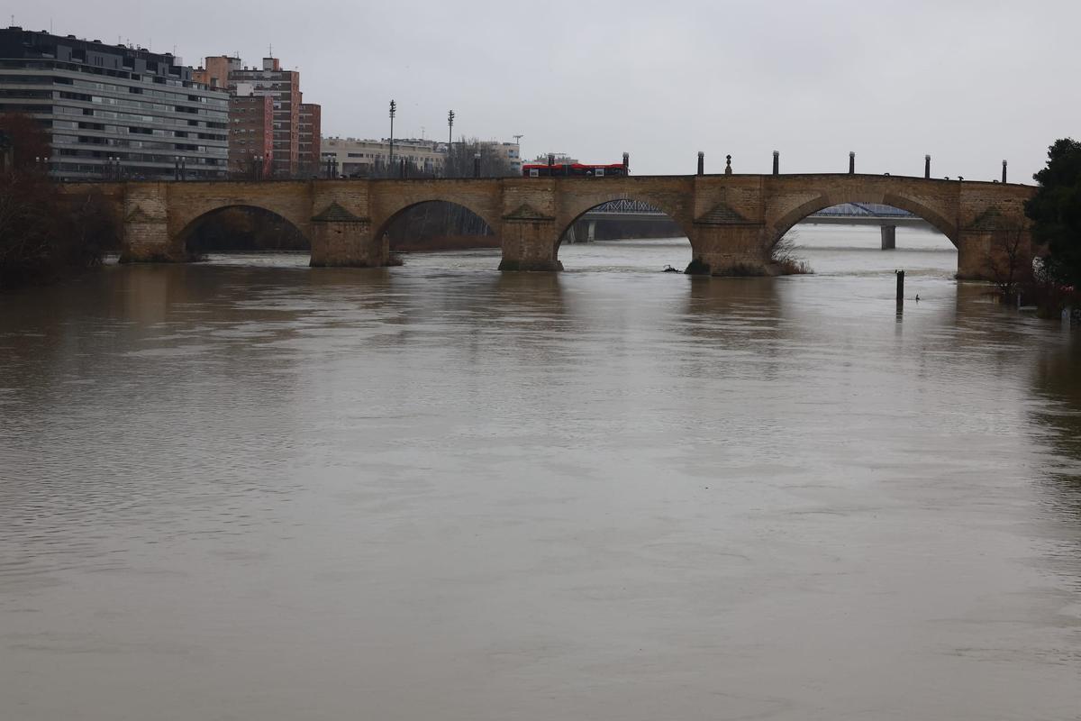 En imágenes I Así pasa el Ebro por Zaragoza tras las lluvias de los últimos días