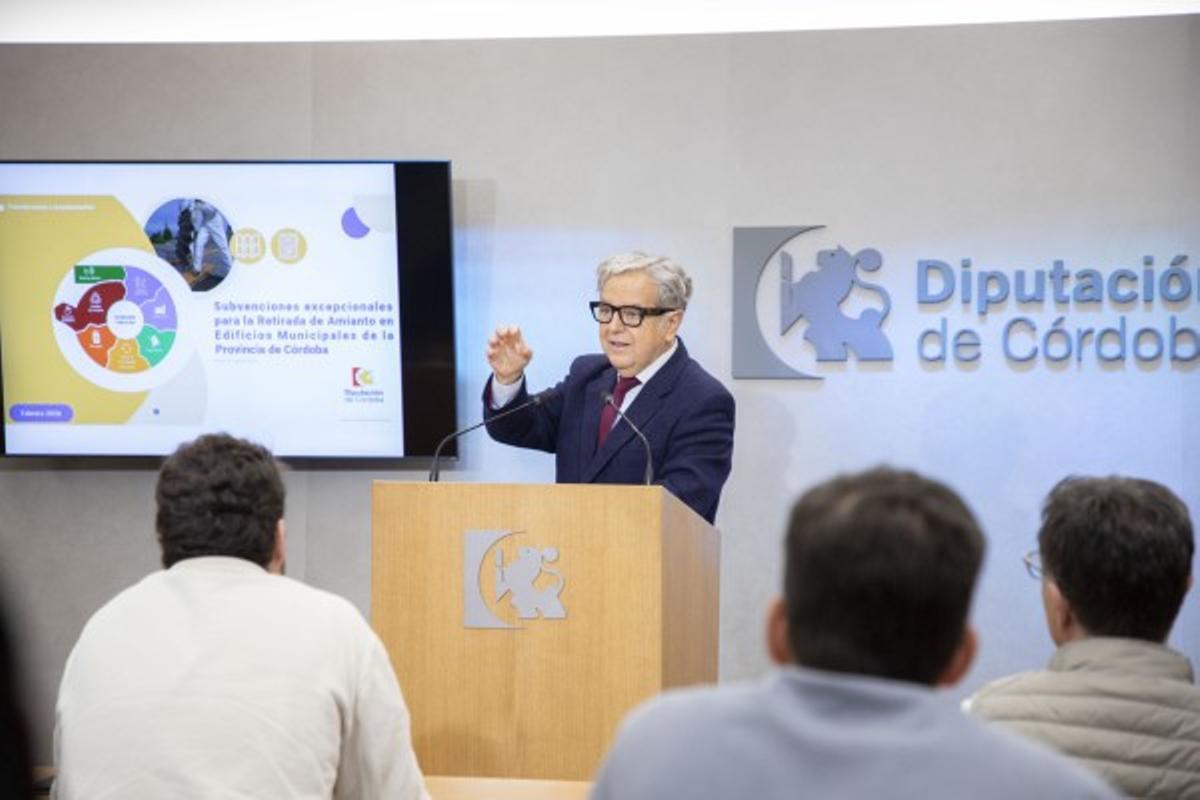 Salvador Fuentes presenta los planes para retirar el amianto en 43 municipios cordobeses.