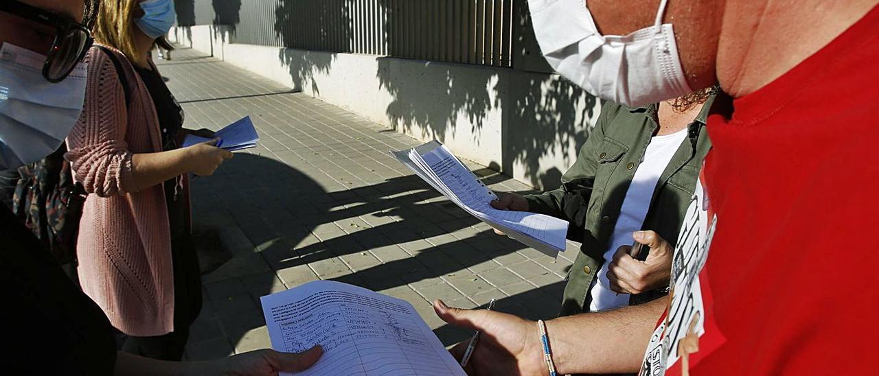 Imagen de la recogida de firmas en el colegio en apoyo a las investigadas. | JOSÉ NAVARRO