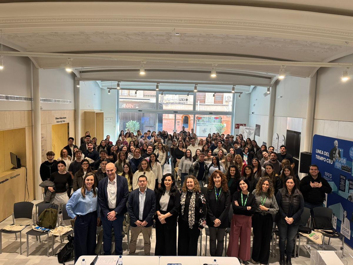 La Universidad CEU Cardenal Herrera en Elche ha celebrado este martes un encuentro sobre salidas profesionales en Enfermería.