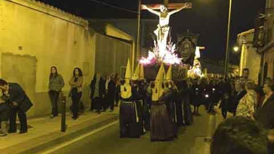 Sobre estas líneas, procesión en Villaralbo. Y a la derecha, dos momentos de la Semana Santa de Corrales con el Santo Cristo Corralino.