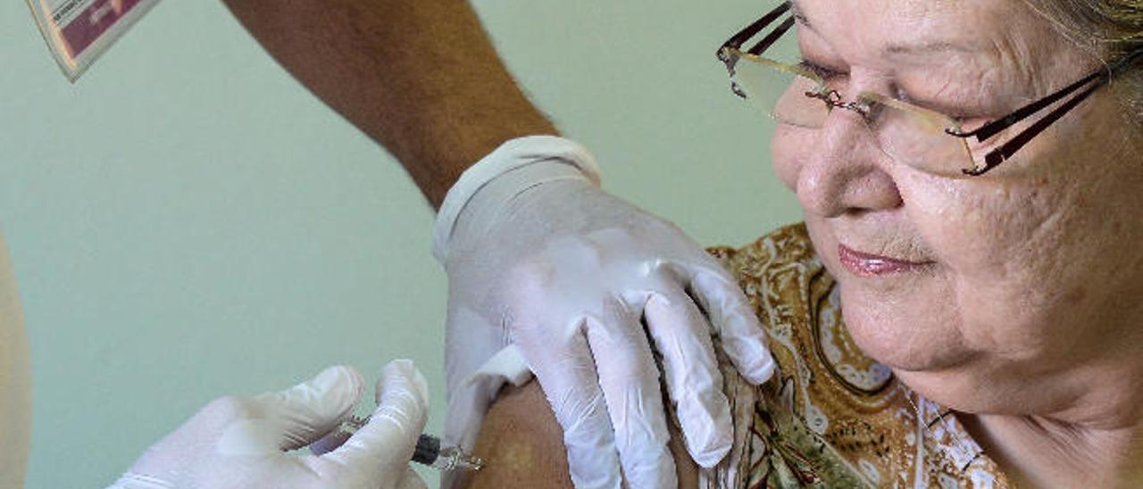 En la imagen, una usuaria se vacuna contra la gripe durante la campaña de 2015.