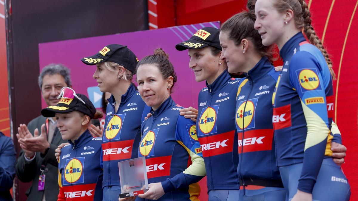 Las corredoras del Lidl Trek, en el podio, este domingo en Valencia