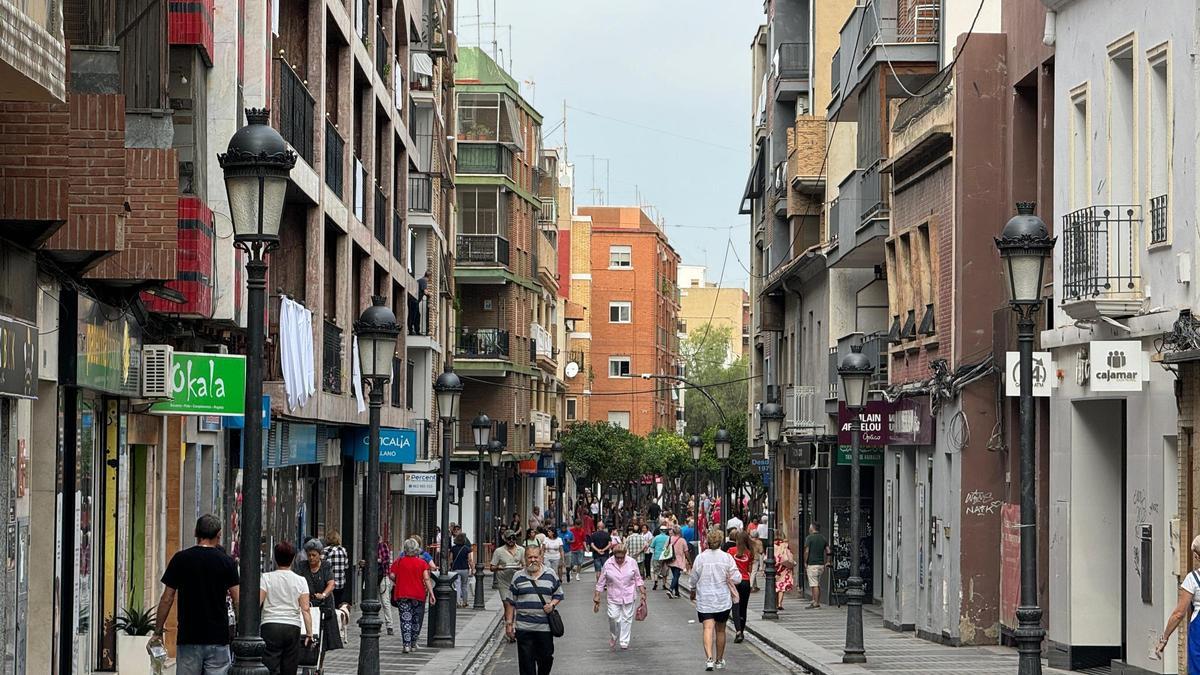 Imagen de la calle Mayor, principal arteria comercial de Paterna