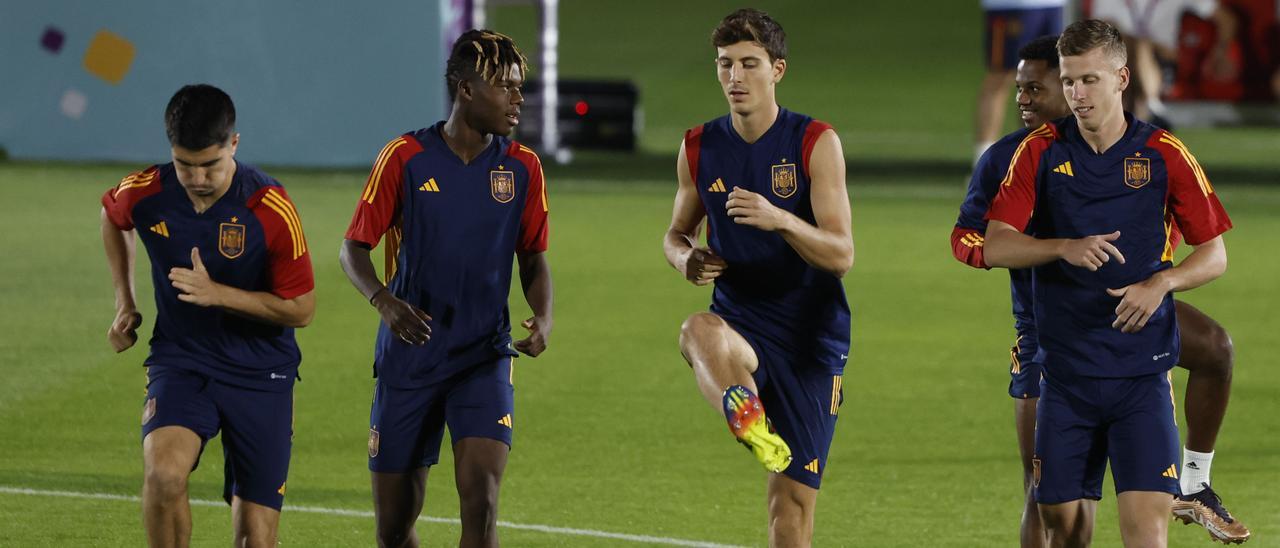 El vila-realense Pau Francisco Torres, en el centro junto a Nico Williams, en el entrenamiento del martes de la selección española previo al debut.