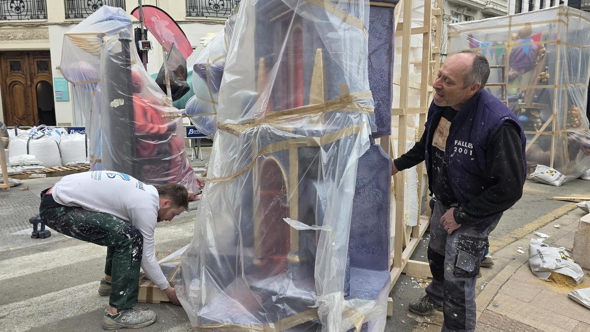 La familia de artistas falleros Devís, durante la "plantà" de 2025