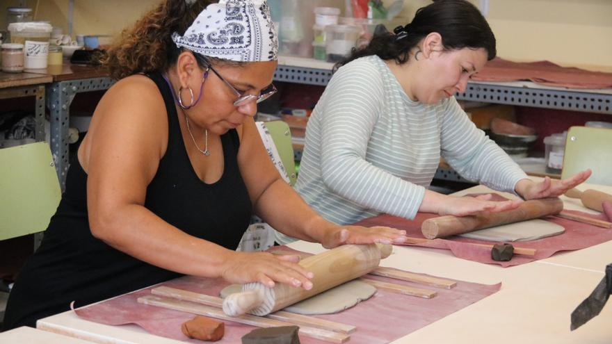 Olot posa en comú les experiències vitals de dones immigrants a través de la ceràmica