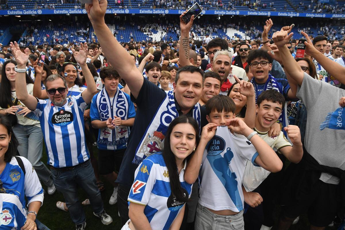 Así fue la invasión de aficionados en el campo en la celebración tras el partido en Riazor