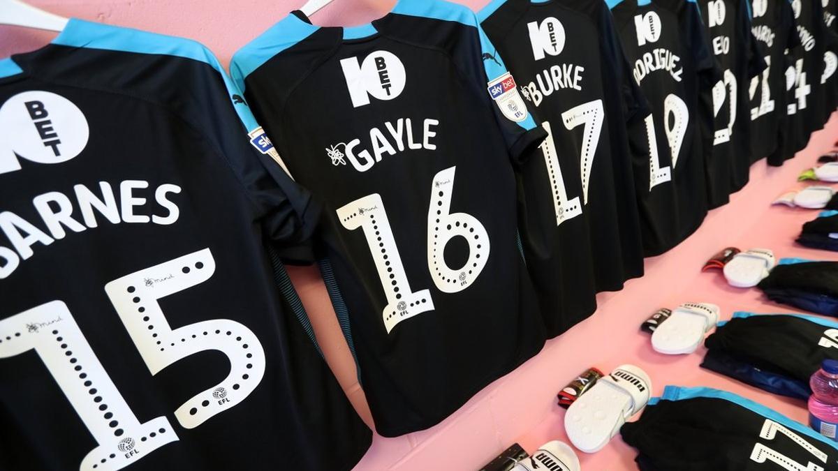 Las camisetas del West Brom en el vestuario de Carrow Road, con las paredes de color rosa.