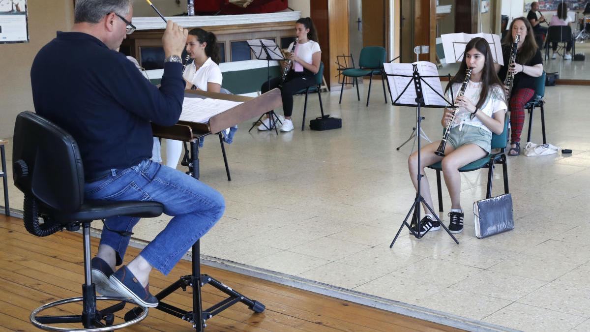 Una de las bandas de la Federación de Bandas de Música de Vigo retoma los ensayos en Matamá con nuevas normas de seguridad.